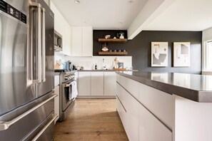 Geladeira, micro-ondas, fogão, cooktop