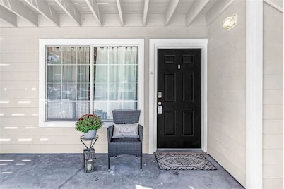 Walking distance to KSU Stadium