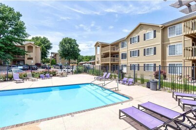 Walking distance to KSU Stadium