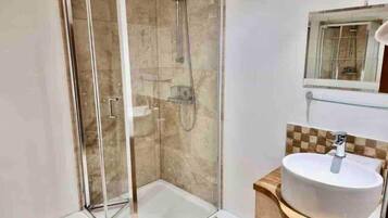 Apartment, 1 Queen Bed | Bathroom | Shower, towels