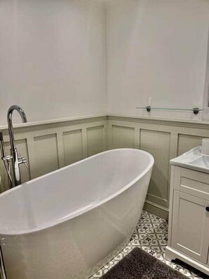 Apartment, 1 Queen Bed | Bathroom | Combined shower/bathtub, deep-soaking bathtub, towels - Charming 1-bed Apartment in Banbury (Banbury)