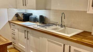 Apartment, 1 Queen Bed | Private kitchen | Fridge, microwave, oven, stovetop