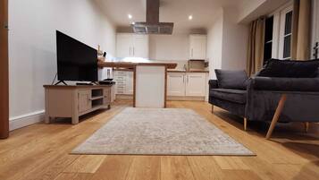 Apartment, 1 Queen Bed | Living area