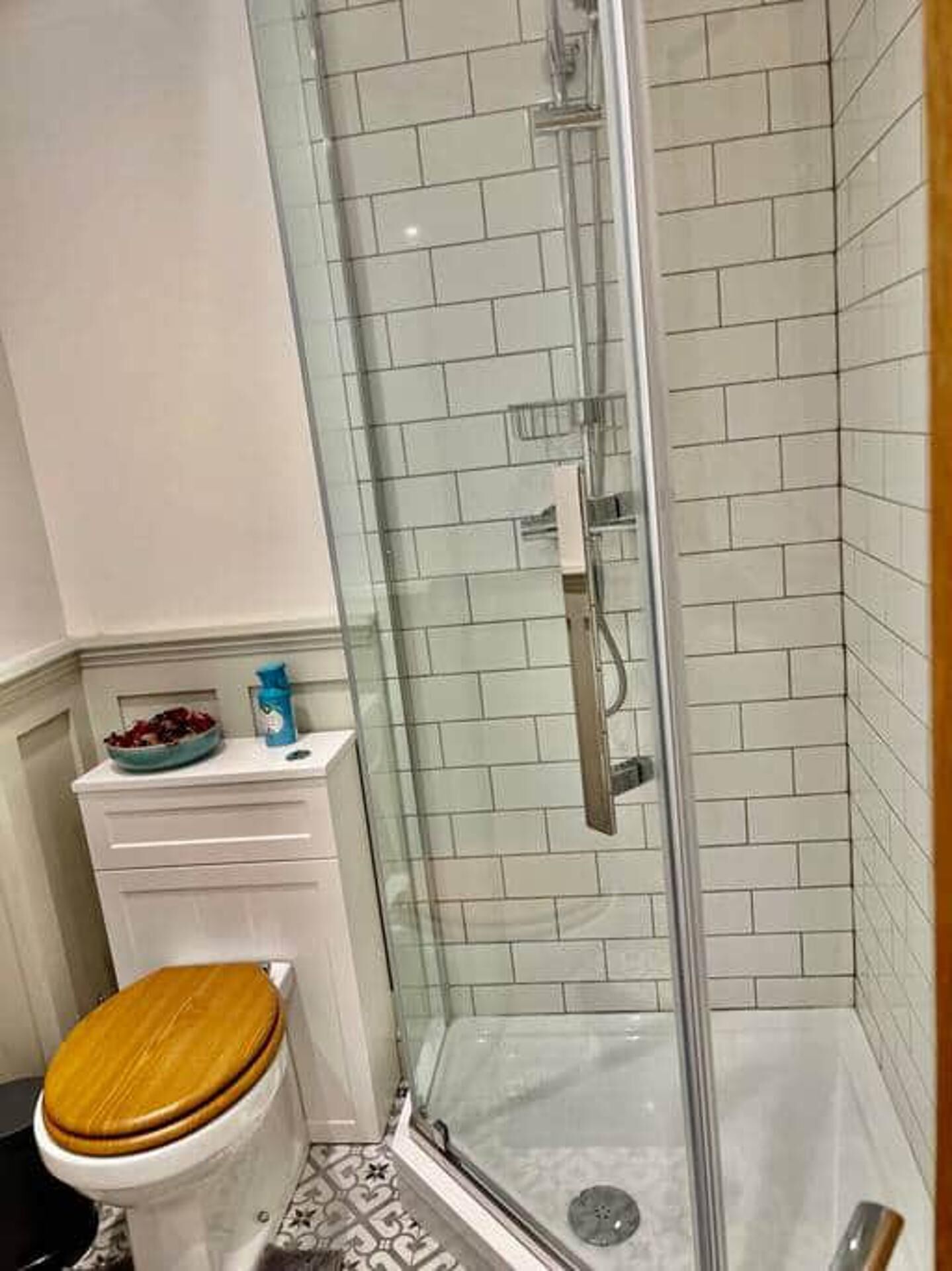 Apartment, 1 Queen Bed | Bathroom | Combined shower/bathtub, deep-soaking bathtub, towels