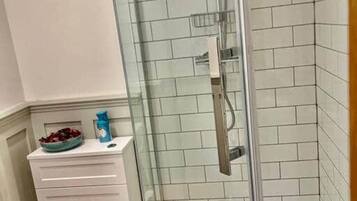 Apartment, 1 Queen Bed | Bathroom | Combined shower/bathtub, deep-soaking bathtub, towels