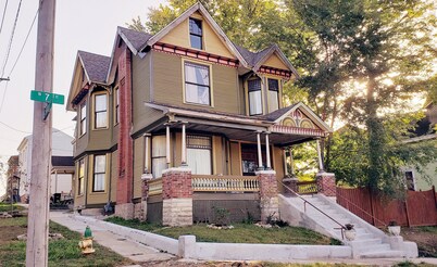 Gorgeous Victorian with Seasonal Pool , sleeps 8, pet friendly close to downtown