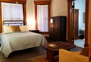 3 habitaciones, escritorio, tabla de planchar con plancha y wifi gratis 