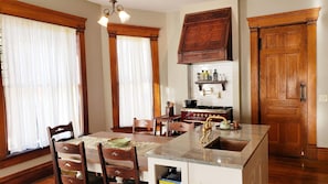 Dining - Gorgeous Victorian with Seasonal Pool , sleeps 8, pet friendly close to downtown (Hannibal)