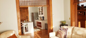 Gorgeous Victorian with Seasonal Pool , sleeps 8, pet friendly close to downtown