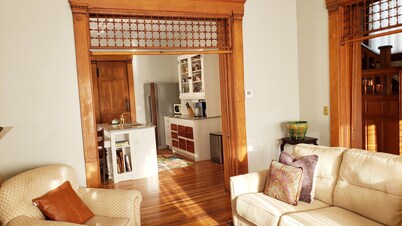 Gorgeous Victorian with Seasonal Pool , sleeps 8, pet friendly close to downtown