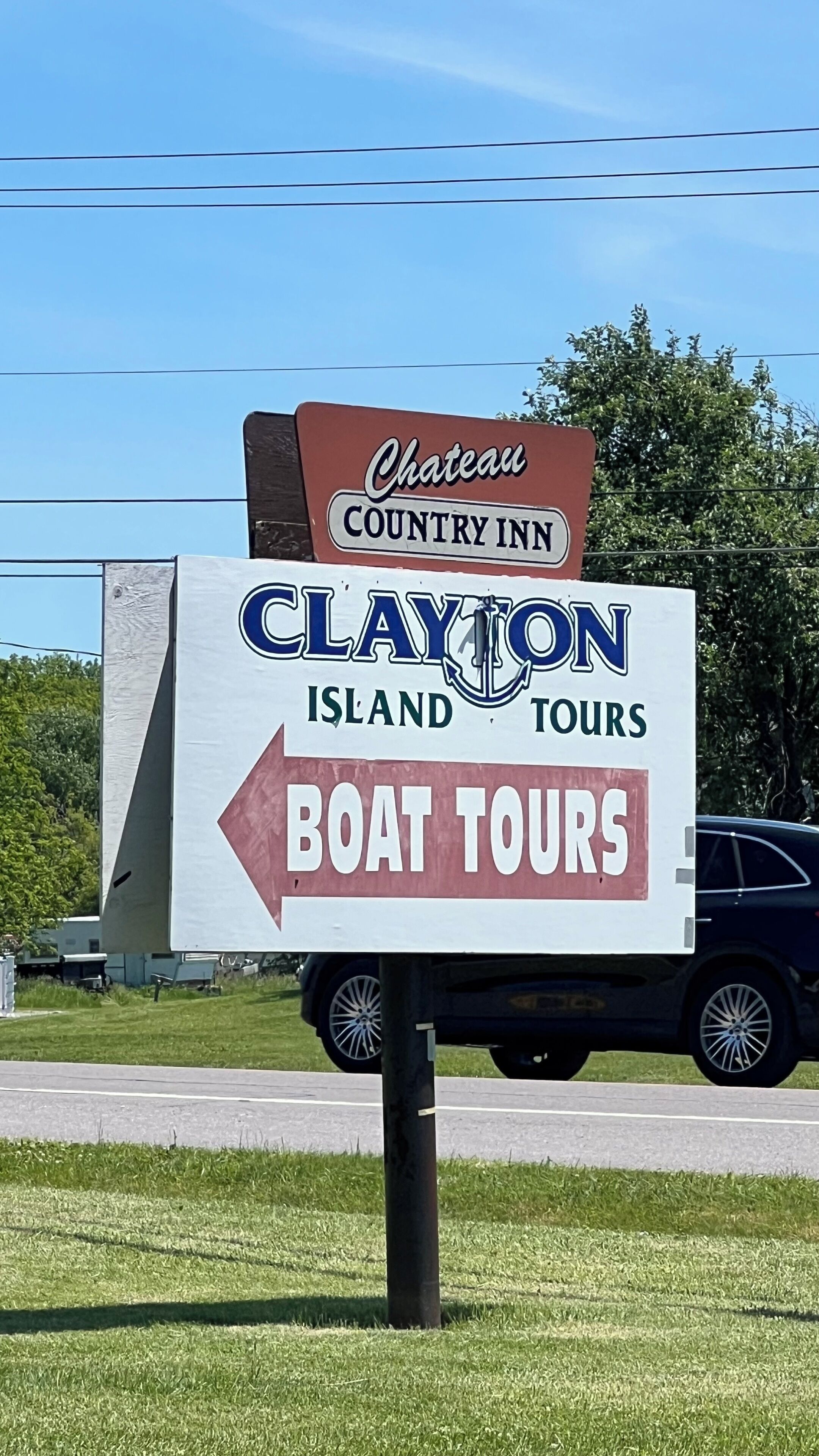 Une pancarte indiquant les excursions en bateau proposées par Clayton Island Tours.