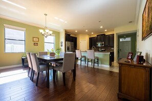 Dining - Single home in quiet community, close to beaches and theme parks. (Riverview)
