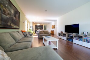TV, offices - Single home in quiet community, close to beaches and theme parks. (Riverview)