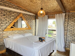 Habitación exclusiva con 2 camas individuales, 1 cama de matrimonio, vistas al jardín | Wifi gratis y ropa de cama