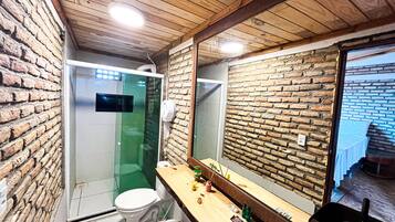 Quarto duplo exclusivo, 1 cama Queen, vista para o jardim | Banheiro | Chuveiro, secador de cabelo, toalhas de banho, sabonete