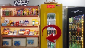A vending machine with a red arrow, a refrigerator with a 'Budweiser' sign, and a 'Miller' refrigerator. - Villa Flecheiras  (Trairi)