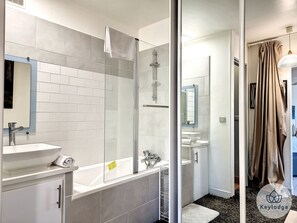 Bañera, secador de pelo, toallas, shampoo