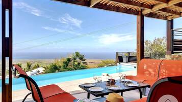 Piscine à débordement