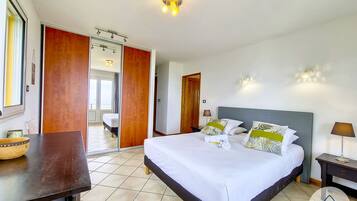 3 bedrooms, desk, iron/ironing board, free WiFi