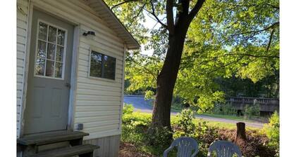 Little White Cabin by the river, fishing trails, kayaking, near State Park lake
