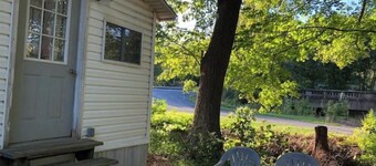 Little White Cabin by the river, fishing trails, kayaking, near State Park lake 