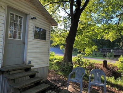 Little White Cabin by the river, fishing trails, kayaking, near State Park lake 