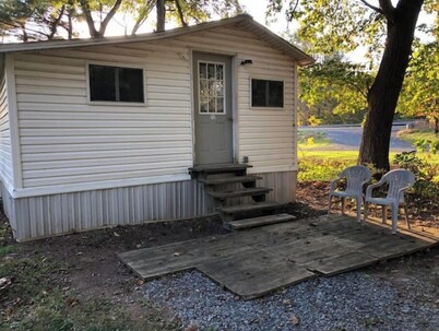 Little White Cabin by the river, fishing trails, kayaking, near State Park lake 