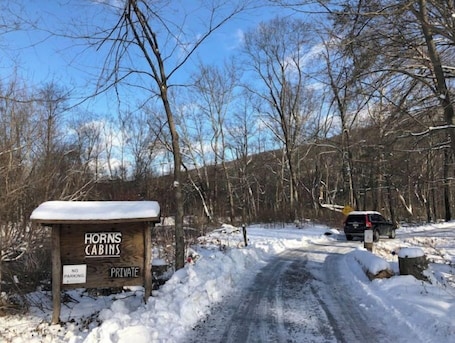 Property grounds. Little White Cabin by the river, fishing trails, kayaking, near State Park lake