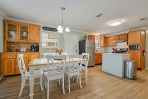 Fridge, microwave, oven, stovetop - Walk to A&M - College Station home + Game Room (College Station)