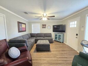 TV - Walk to A&M - College Station home + Game Room (College Station)