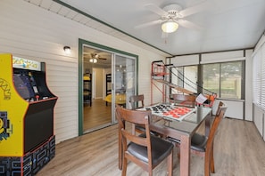 Games room - Walk to A&M - College Station home + Game Room (College Station)