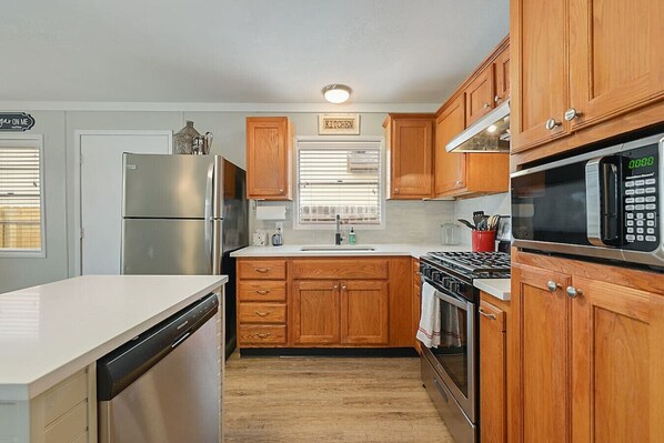 Fridge, microwave, oven, stovetop - Walk to A&M - College Station home + Game Room (College Station)