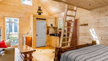 3 bedrooms, desk, iron/ironing board, travel cot