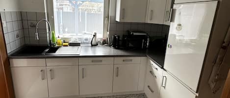 Geladeira, micro-ondas, fogão, cooktop