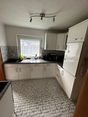 Fridge, microwave, oven, stovetop - Small, cozy semi-detached house on a large plot (Heide)