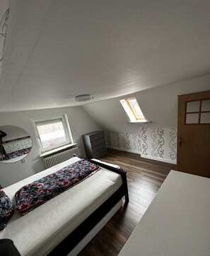 2 bedrooms, desk, travel crib, free WiFi - Small, cozy semi-detached house on a large plot (Heide)