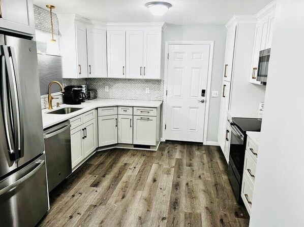 Réfrigérateur, micro-ondes, four, plaque de cuisson