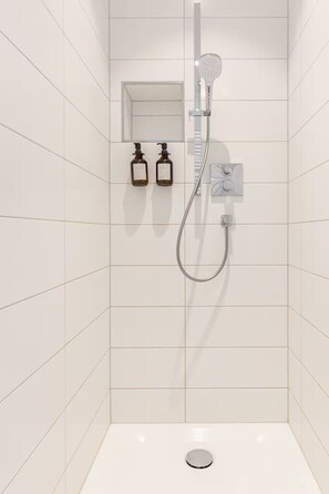 Hair dryer, towels, soap, shampoo - Stylish apartment with large terrace, air conditioning and parking space (Deidesheim)
