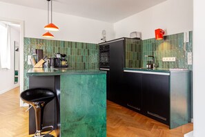 Fridge, oven, stovetop, dishwasher - Stylish apartment with large terrace, air conditioning and parking space (Deidesheim)