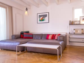 Smart-TV, DVD-Player, Musikbibliothek, Stereoanlage