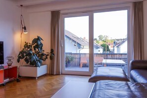 Smart-TV, DVD-Player, Musikbibliothek, Stereoanlage