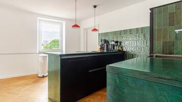 Réfrigérateur, four, plaque de cuisson, lave-vaisselle