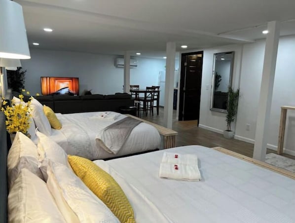 1 bedroom, iron/ironing board, WiFi, bed sheets - 🌟 Trendy & Private Basement Studio 🌟 (Puyallup)