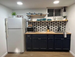 Een koelkast, een magnetron, een koffiezetapparaat/waterkoker