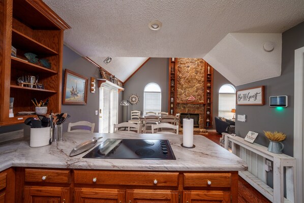 冷蔵庫、電子レンジ、オーブン、コンロ