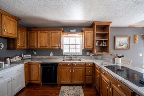 冷蔵庫、電子レンジ、オーブン、コンロ