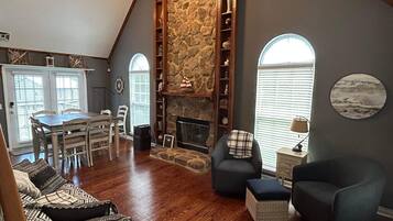 Smart-tv, eldstad och böcker