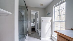 Combined shower/bathtub, hair dryer, towels - Fish and Frolic Holiday – Lakefront Home with Boathouse, Porches & Fire Pit (Scottsboro)