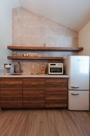 Fridge, oven, cookware/dishes/utensils