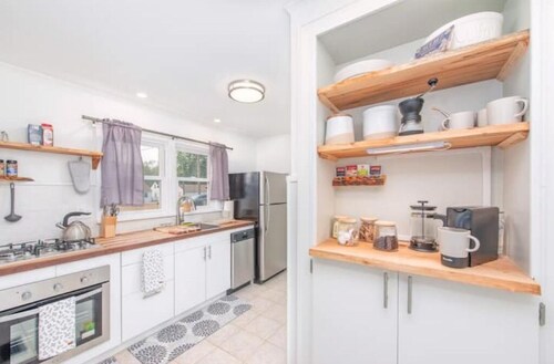 Kingwood Cottage, a beautiful 2-bedroom cottage across from Kingwood